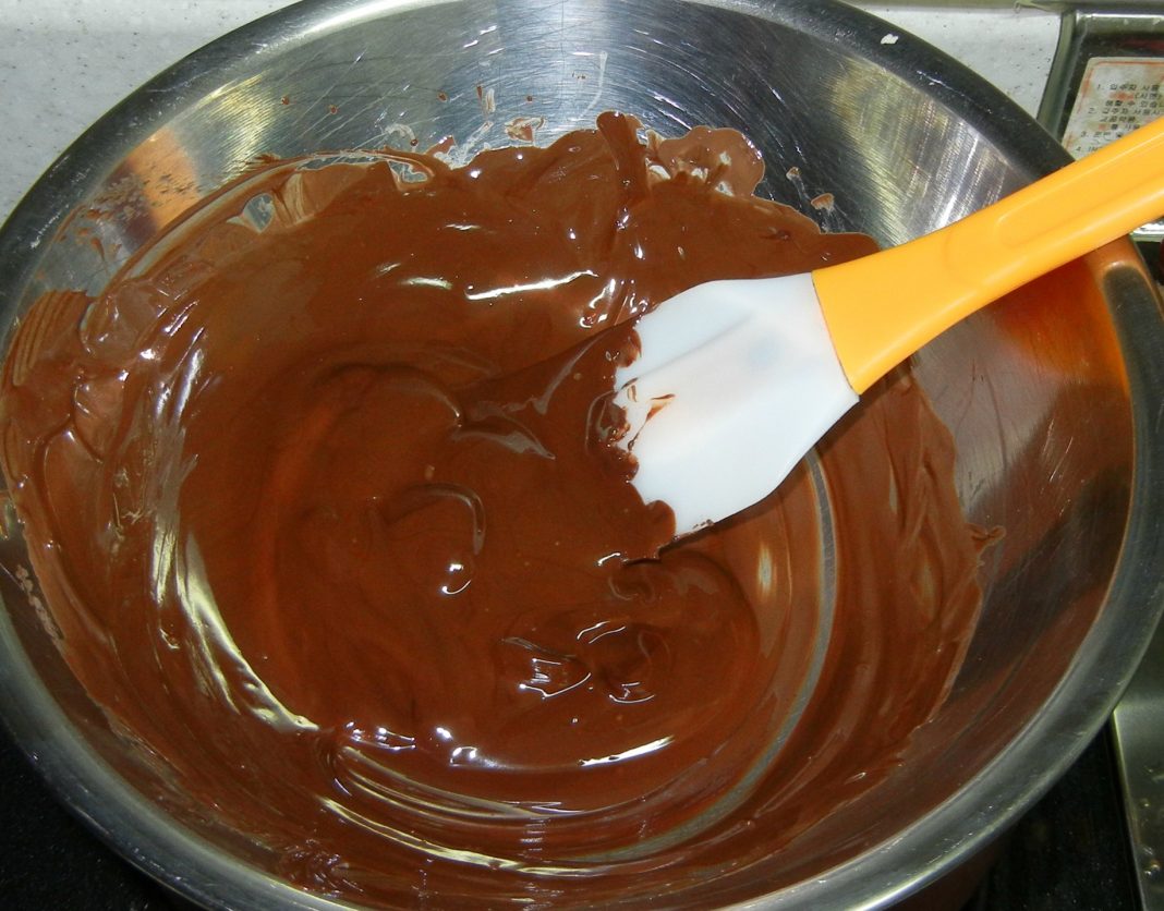 Глазурь из растительного масла. Растопленный шоколад. Молочный шоколад растопленный. Шоколад и растопленным шоколад. Растопленный Горький шоколад.