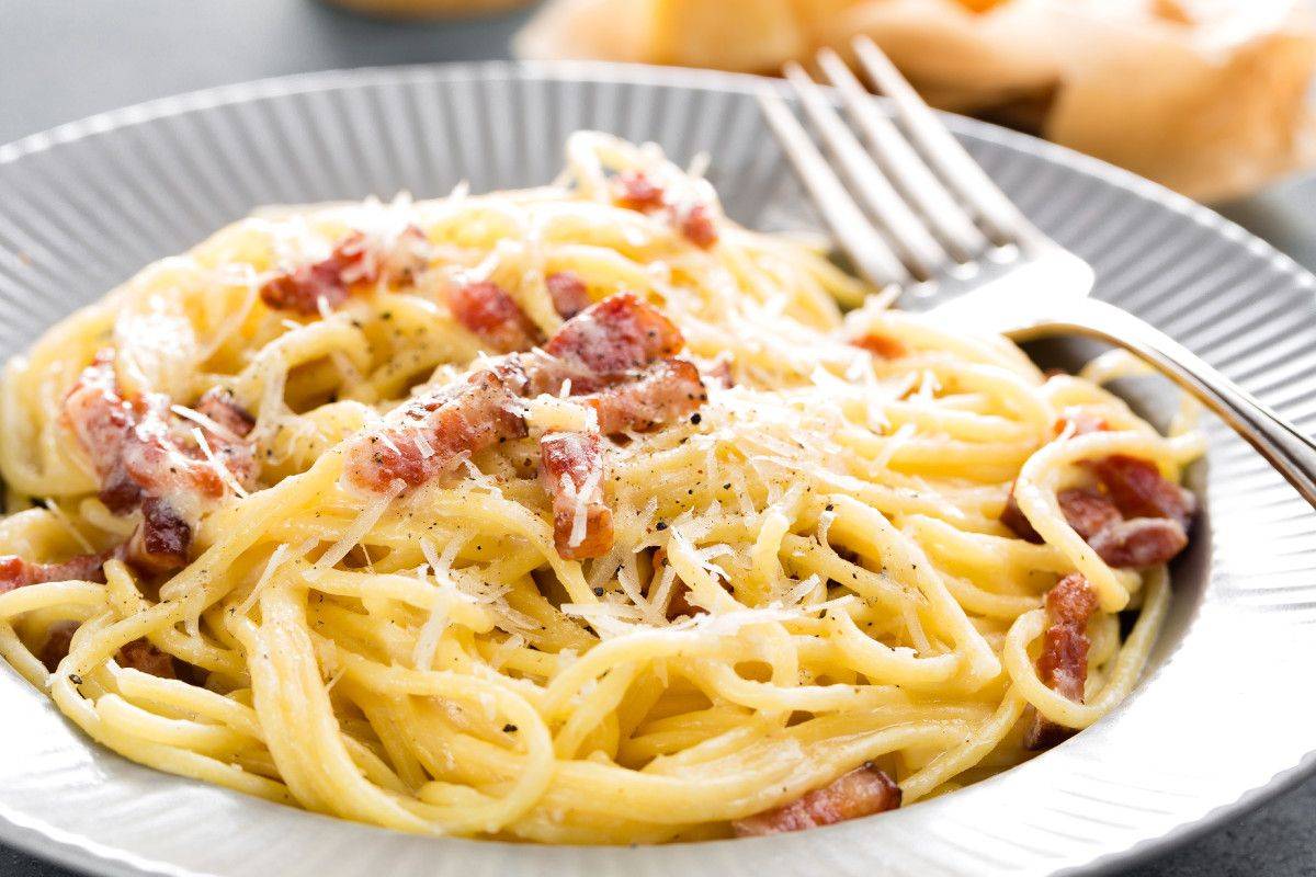 Спагетти с беконом и шампиньонами по мотивам пасты карбонара - fraukitchen.ru