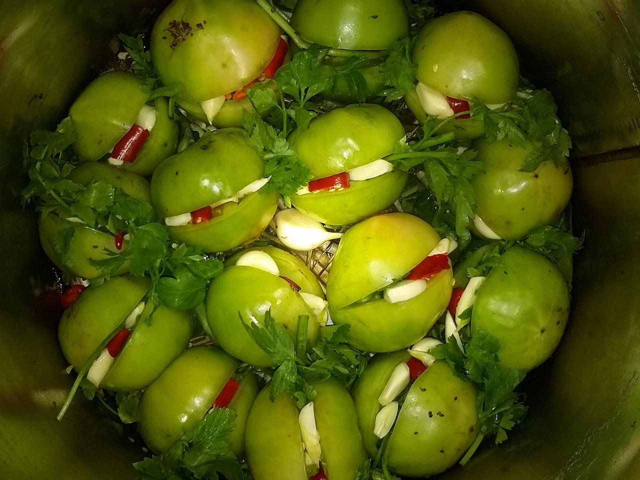 Зеленые фаршированные помидоры на зиму: пять любимых рецептов