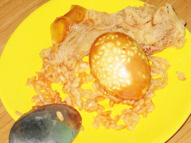 Мраморные яйца-крашенки в рисовой сечке