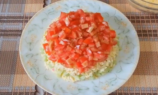 Слоеный салат с крабовыми палочками, помидорами и сыром фета