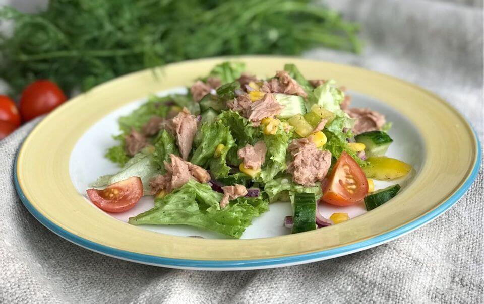 Вкусный диетический салат с тунцом: топ-4 рецепта, секреты поваров