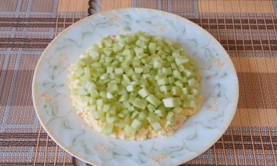 Слоеный салат с крабовыми палочками, помидорами и сыром фета