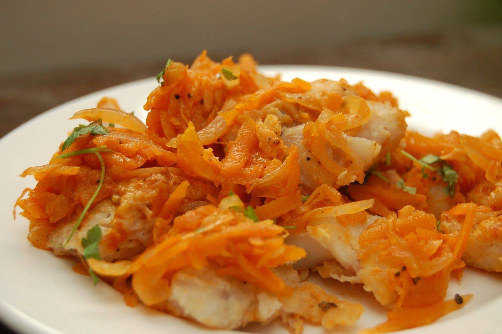 Рыба по-гречески — классический рецепт приготовления с морковью и луком