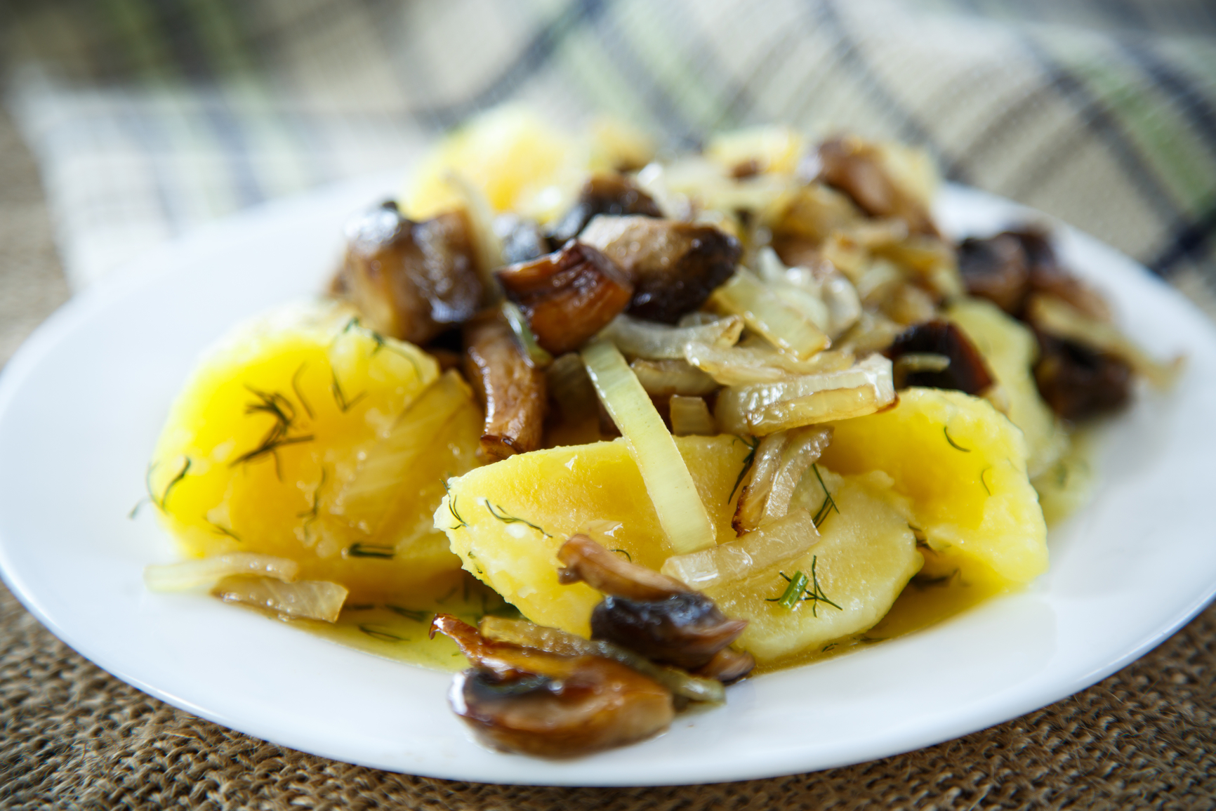 Картошка с грибами на сковороде: 7 рецептов приготовления
