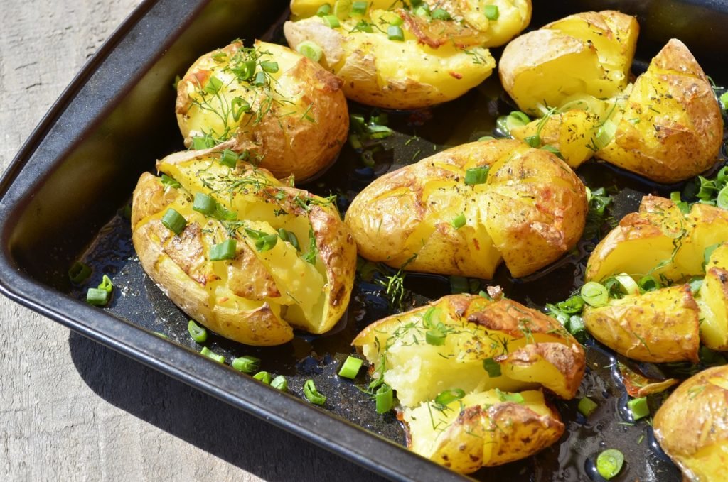 Картошка в духовке – 10 вкусных рецептов приготовления