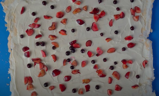 Творожный рулет с ягодами
