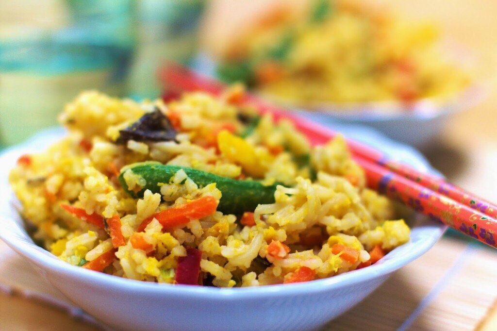 Жареный рис с яйцом и овощами – рецепт с фото