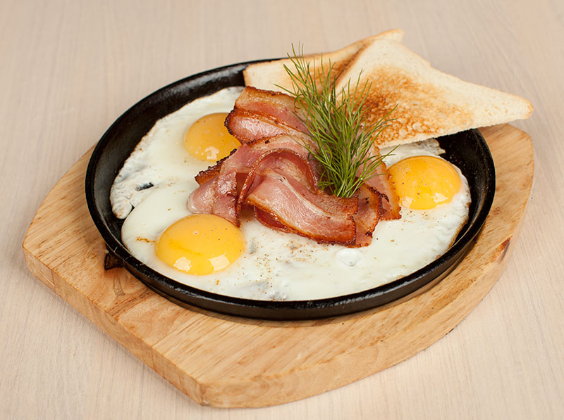 Яичница с беконом и помидорами на завтрак - рецепт приготовления с фото