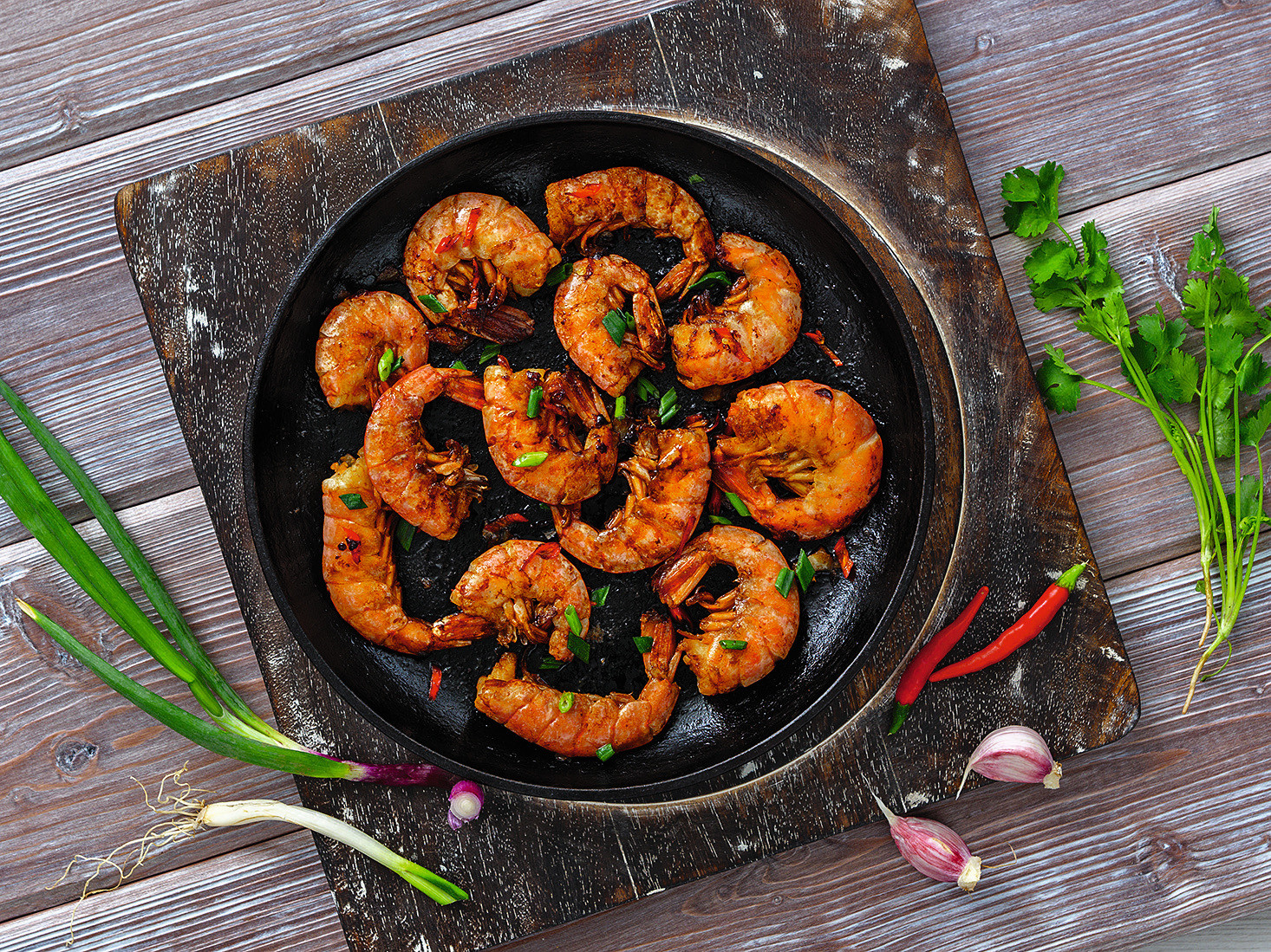 Как жарить креветки на сковороде: самый простой и вкусный рецепт жарки морепродуктов