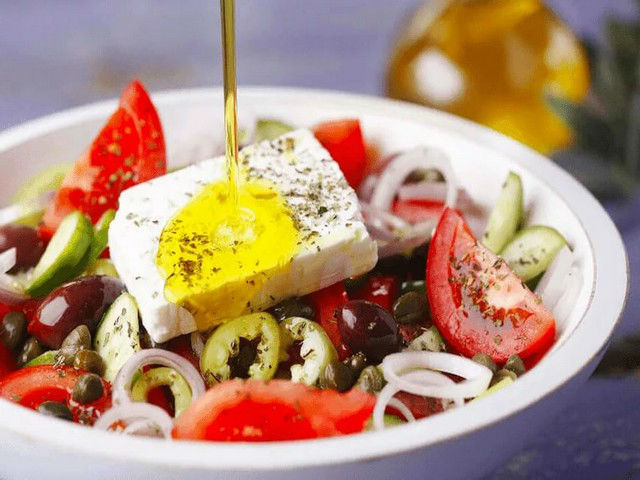 Мясо по-гречески с мятой и сухофруктами