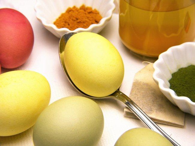 Как покрасить яйца на Пасху куркумой