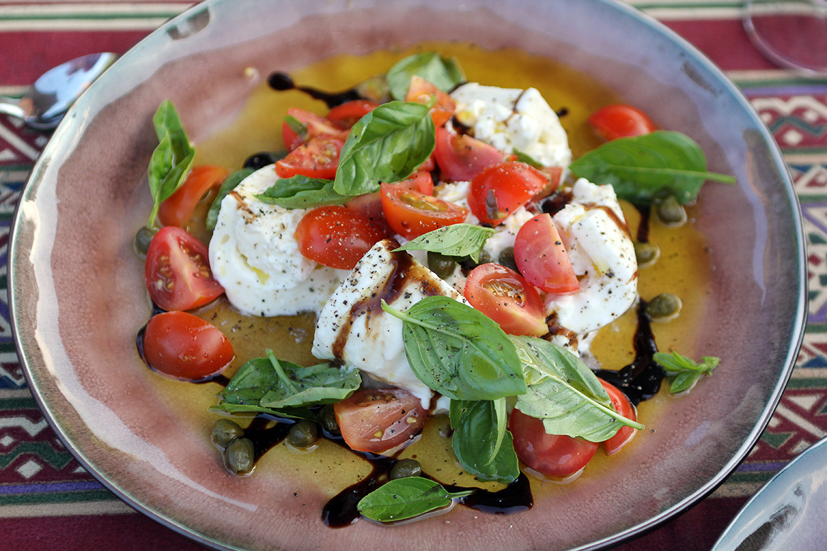 Салат с бураттой и помидорами. рецепт итальянский с рукколой, песто, авокадо, базиликом, кинзой. фото