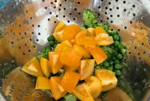 Камбала с фриттатой на овощах