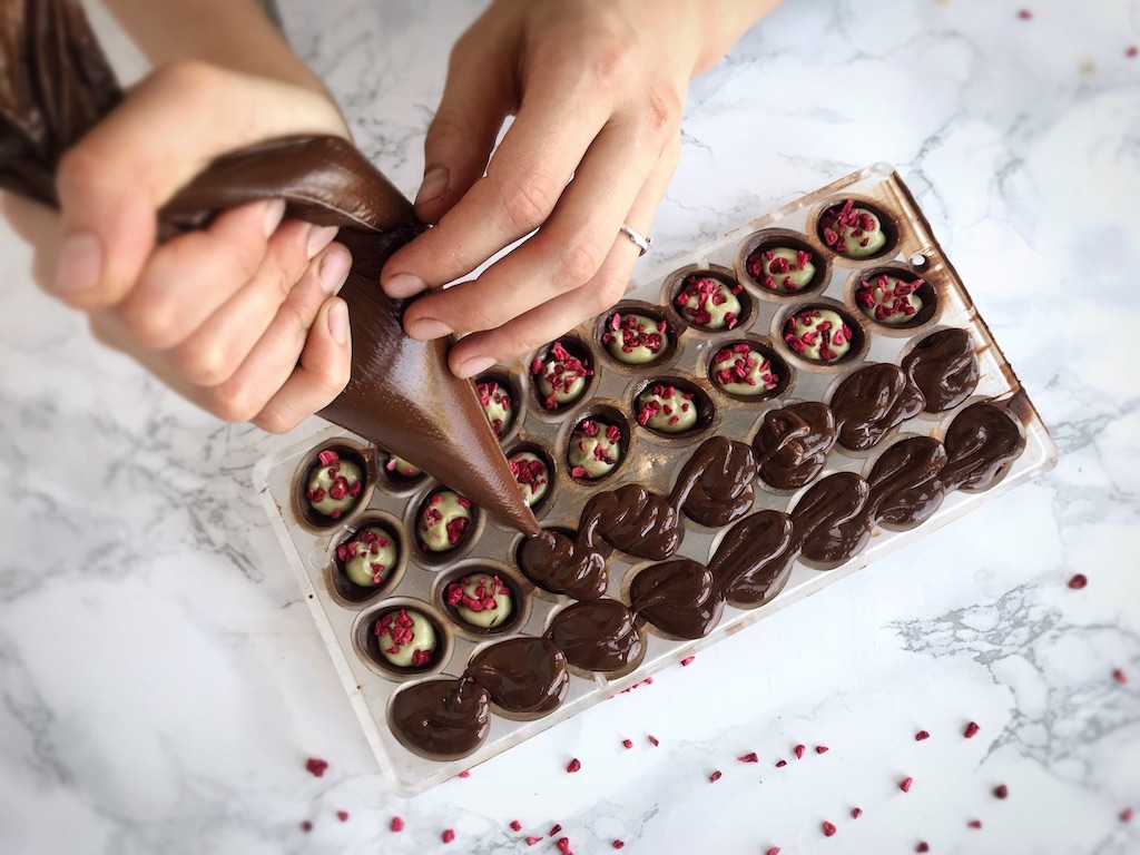 Как сделать шоколадные конфеты в силиконовой форме – советы от кондитеров