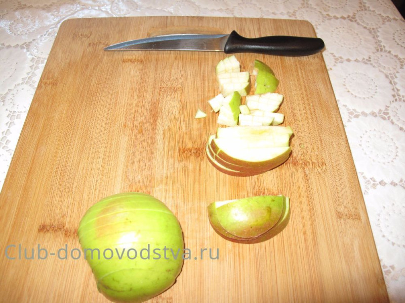 Яблочный пирог с пудингом и марципаном
