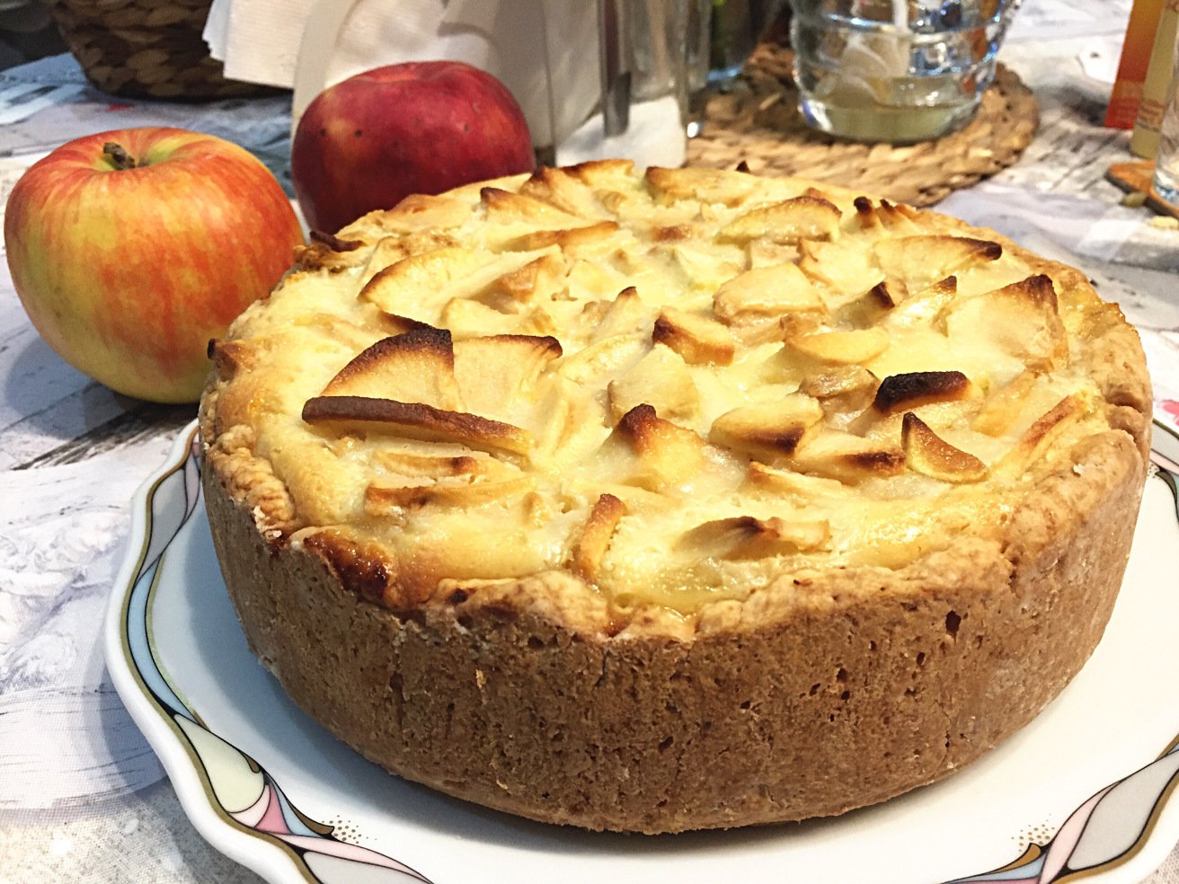 Яблочный пирог в мультиварке - 9 пошаговых рецептов с фото
