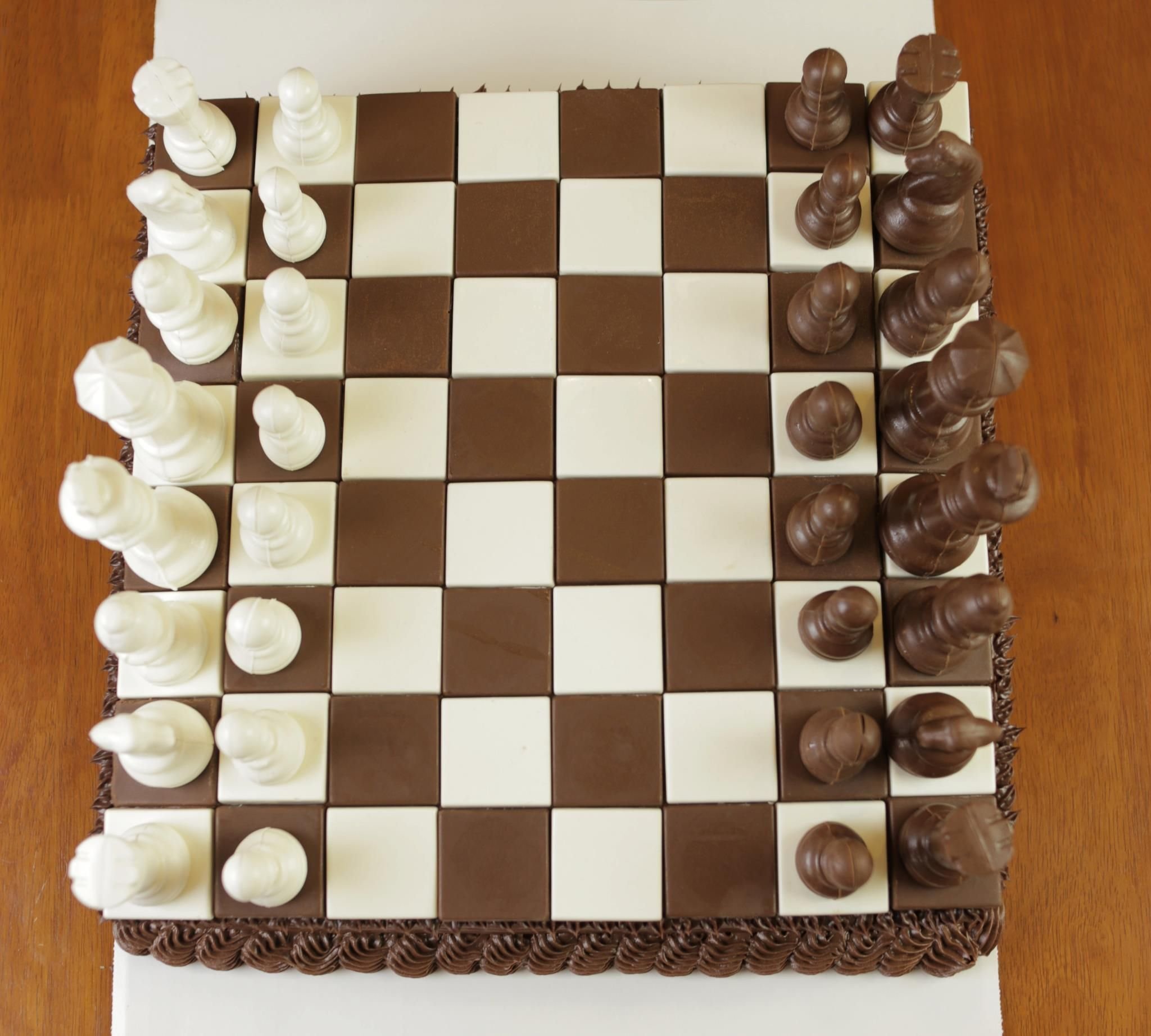 Лакомство для настоящих ценителей игры в шахматы: необычный торт в виде большой шахматной доски