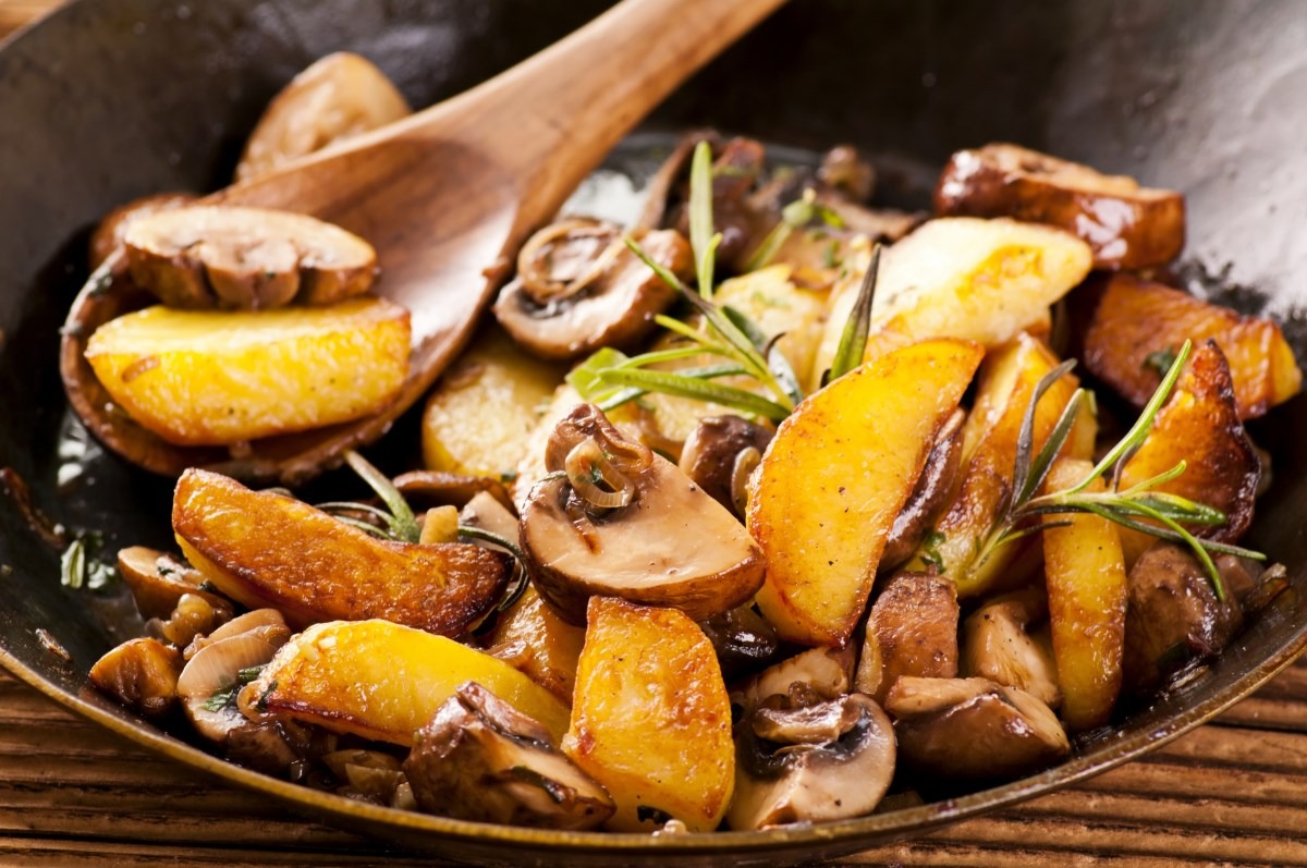 Жареная картошка с грибами - пошаговые рецепты на сковороде