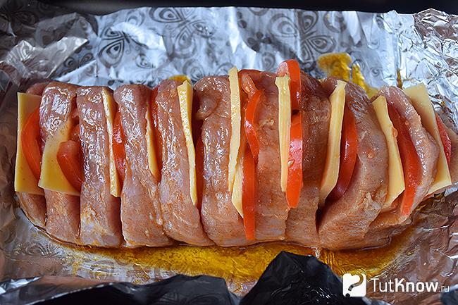Свинина гармошкой с помидорами и сыром в духовке в фольге, рецепт с фото от фоторецепт.ru