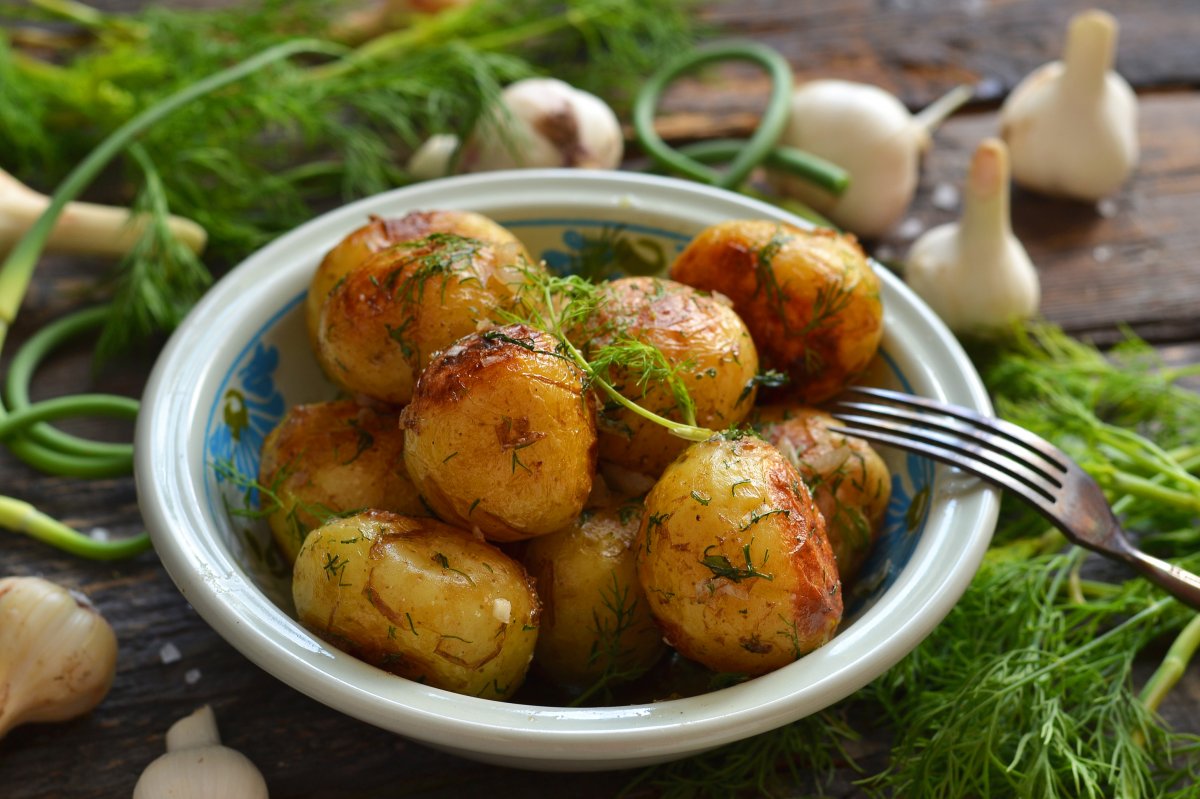 Картошка по-деревенски в духовке — простые и вкусные рецепты запеченного картофеля