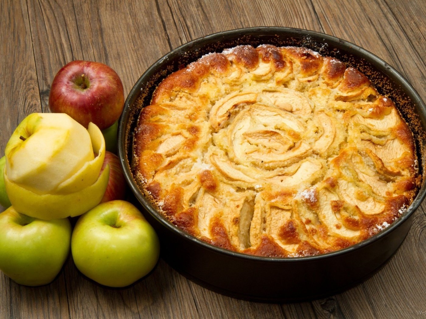 Шарлотка с яблоками в духовке, 5 простых рецептов с фото пошагово