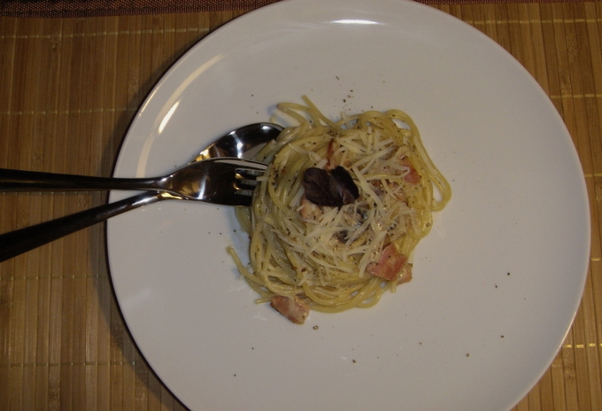 Запеканка со спагетти, беконом и грибами