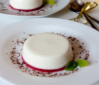 Клубничный десерт со сливками и белым шоколадом