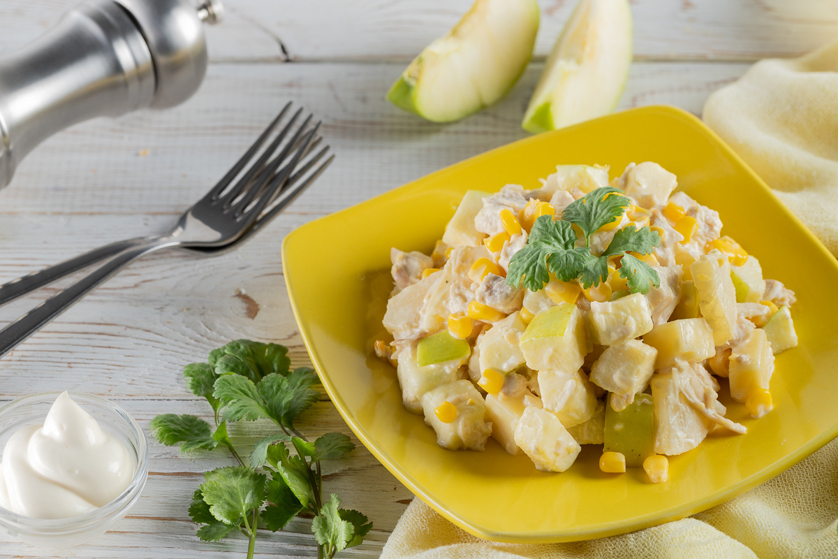 Салат с курицей и ананасами слоями — 3 очень вкусных рецепта