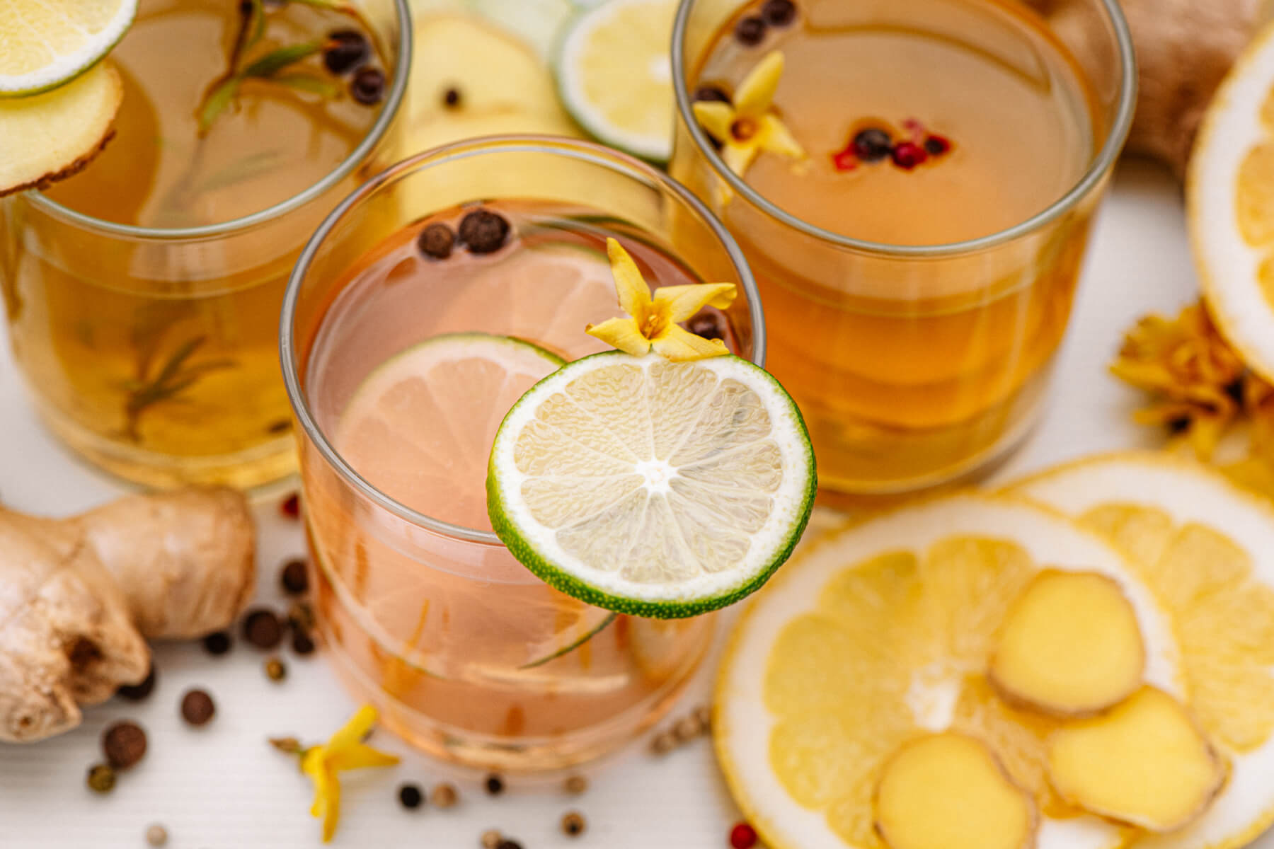 Имбирный чай рецепт с лимоном. Имбирный чай. Чай с лимоном и медом. Имбирный чай с лимоном и медом. Лимон с имбирем.