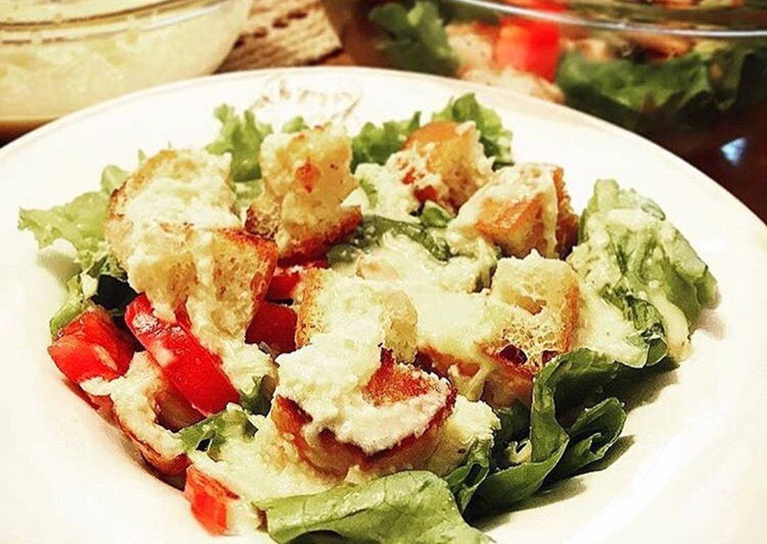 Салат цезарь — рецепты с курицей и сухариками в домашних условиях