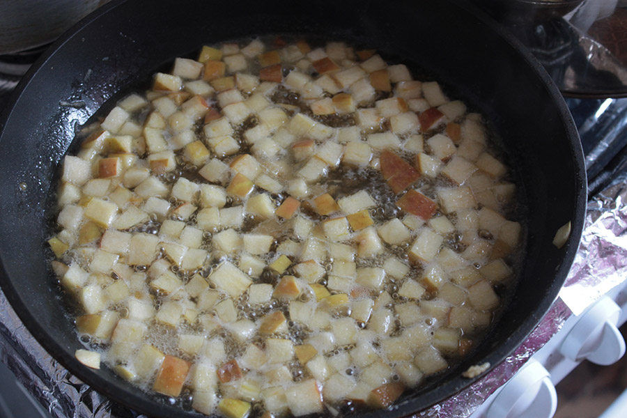 Сыр жареный в панировке, кунжуте, кляре, сухарях. рецепт на сковороде, гриле с помидорами, брусничным соусом, медом. фото пошагово