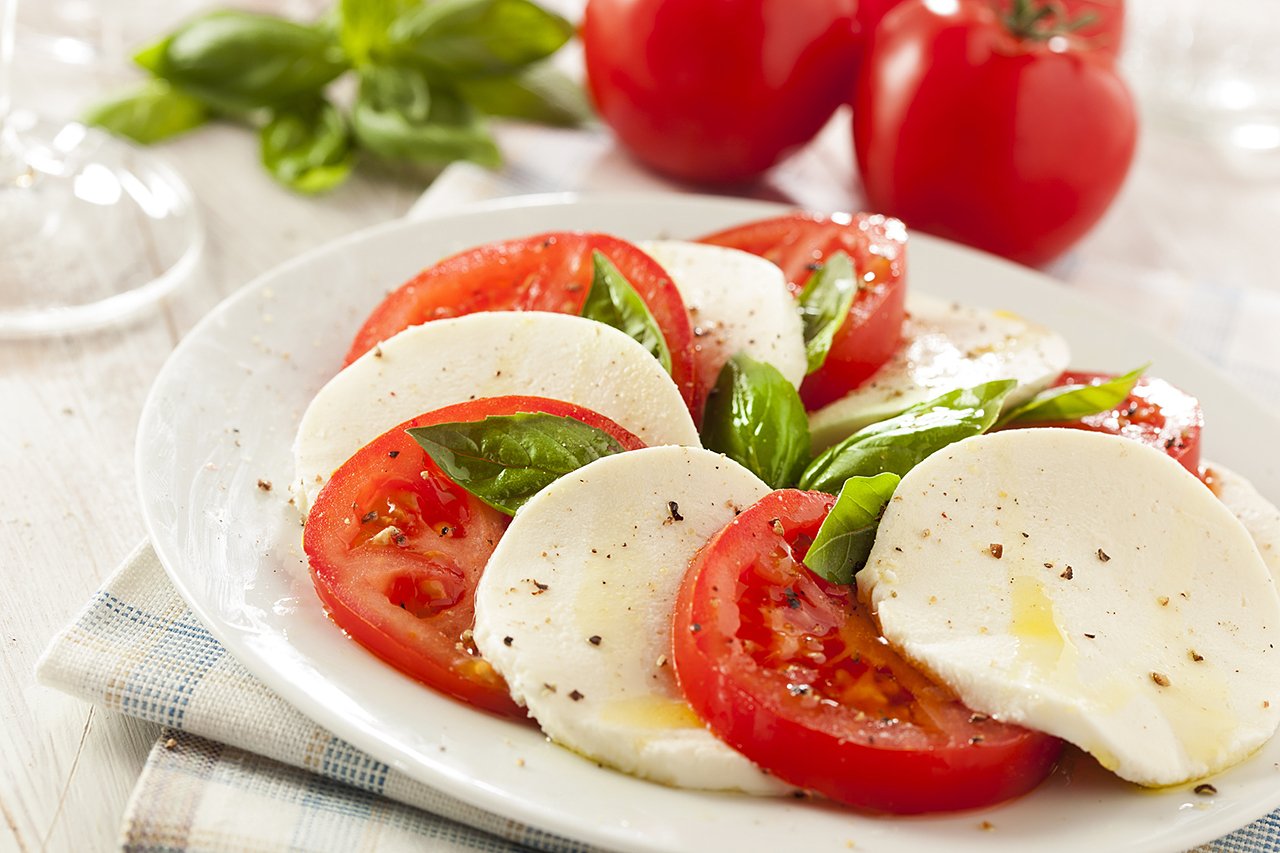 Салат капрезе — классический рецепт с моцареллой и помидорами