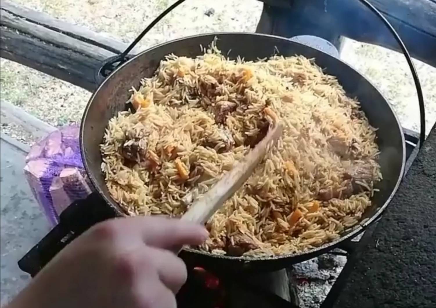 Вкусный рассыпчатый плов со свининой из пропаренного риса: готовим дома на плите