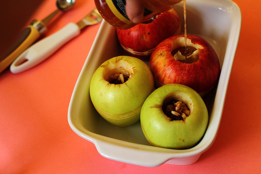 Сколько запекаются яблоки. Яблоки для запекания. Запеченное зеленое яблоко. Запеченные яблоки. Яблоки запеченные в тесте.