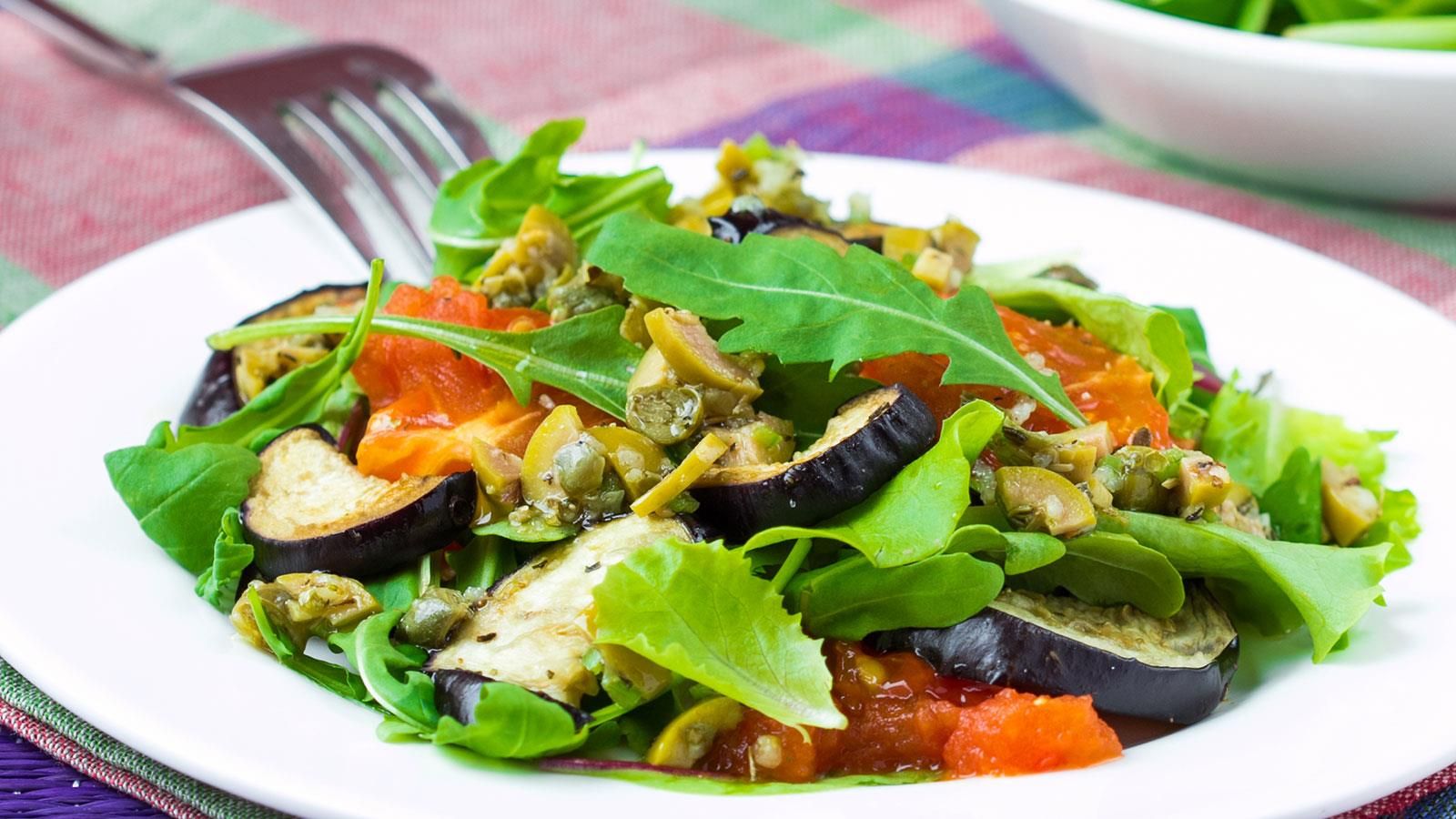 Овощной салат с баклажанами и пикантной заправкой «шехерезада» | totrecept.com