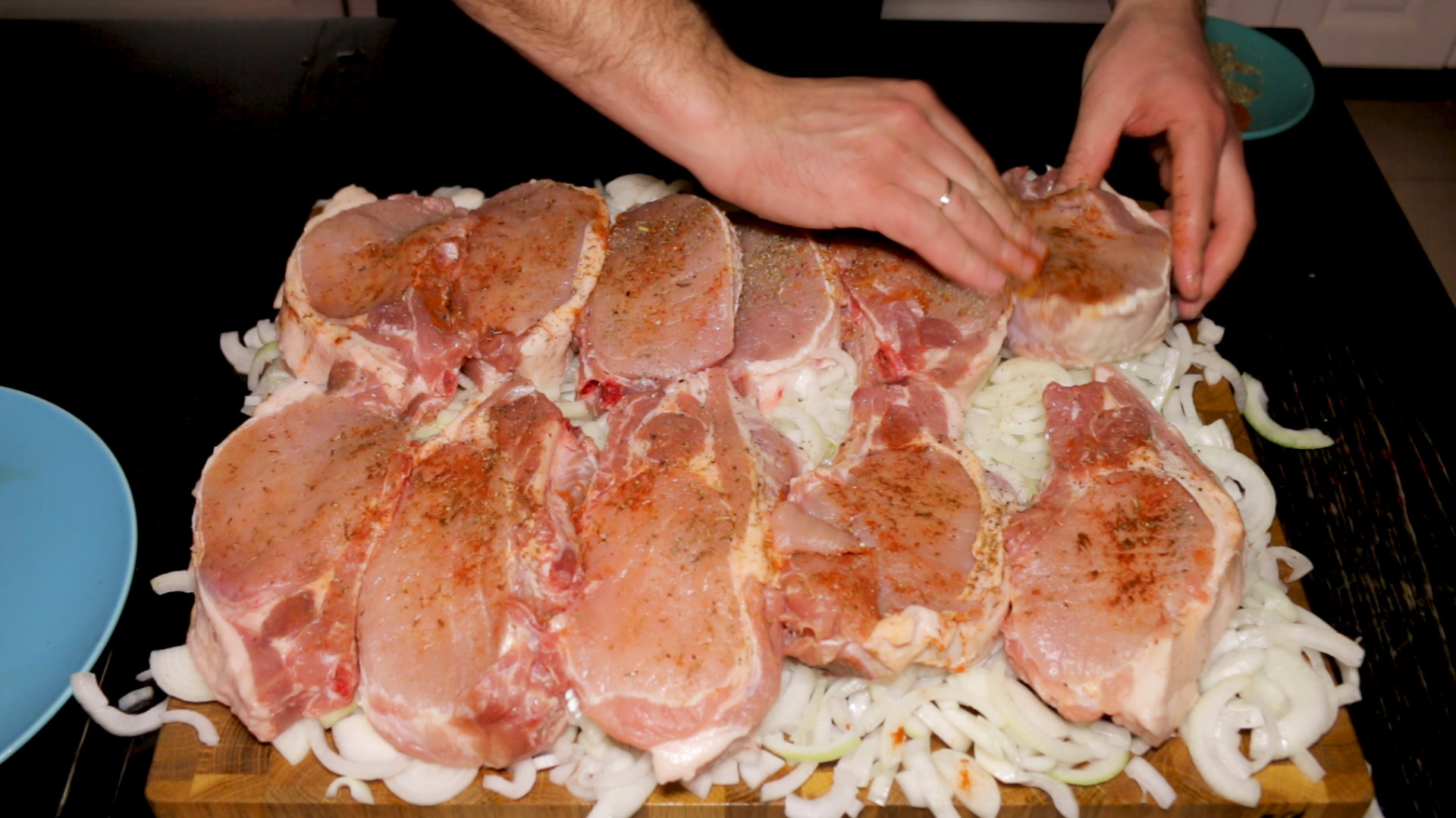 Свиной шашлык, приготовленный в духовке, может быть вкуснее, чем на мангале — лучшие рецепты