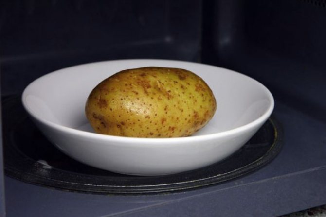 Картофель печеный в микроволновке