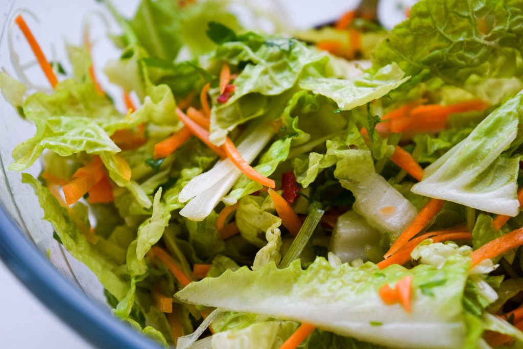Заправки для летних салатов: топ-10 рецептов соусов