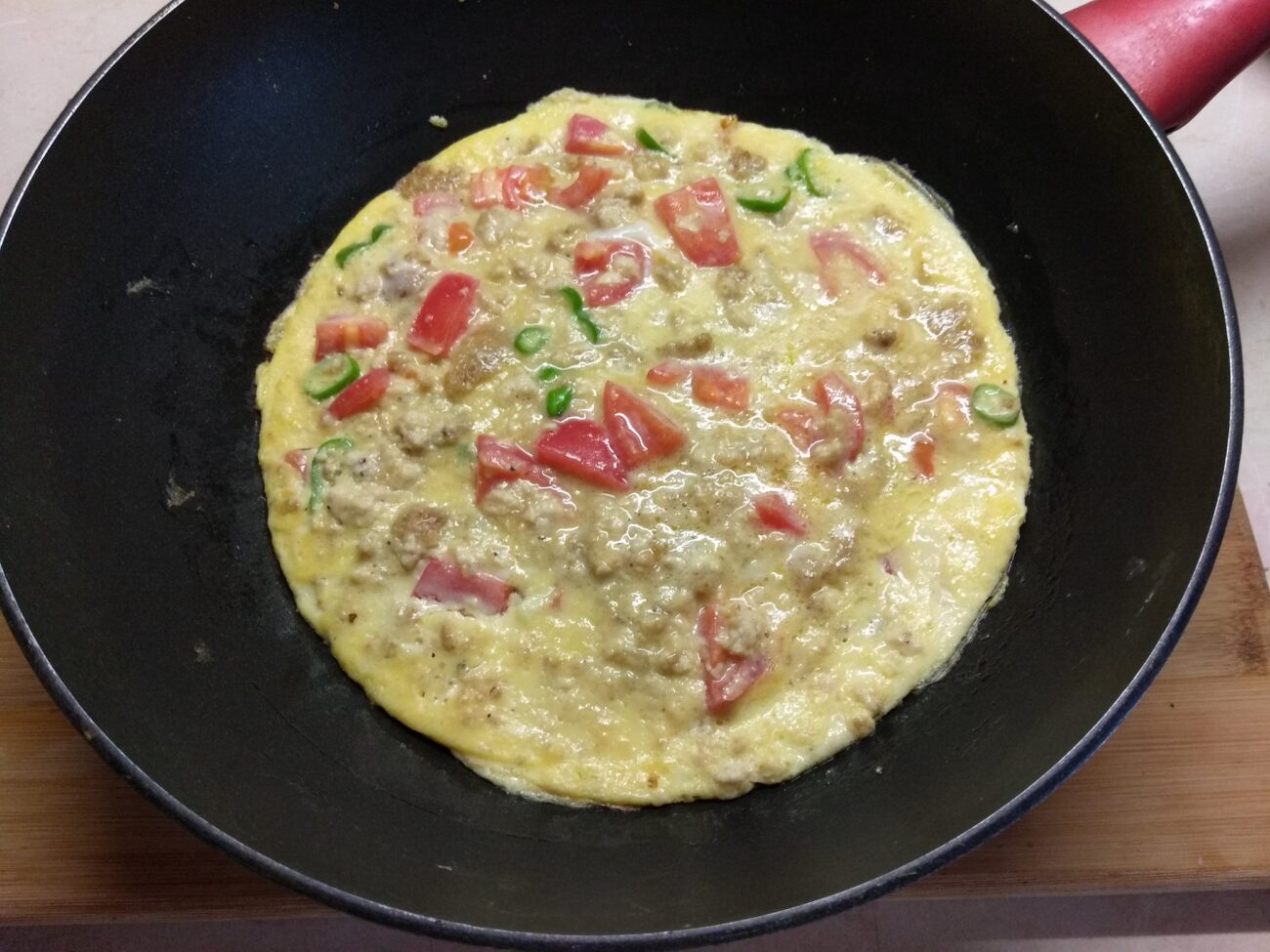 Жарим на сковороде яичницу с колбасой и помидорами — простой и вкусный завтрак
