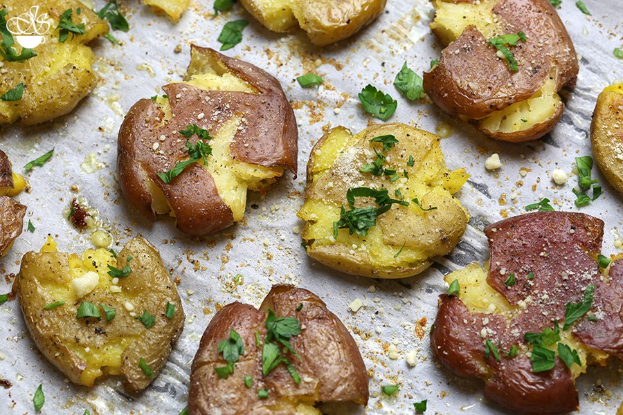 Картошка в духовке - лакомый гарнир и основа успеха праздничного стола: рецепт с фото