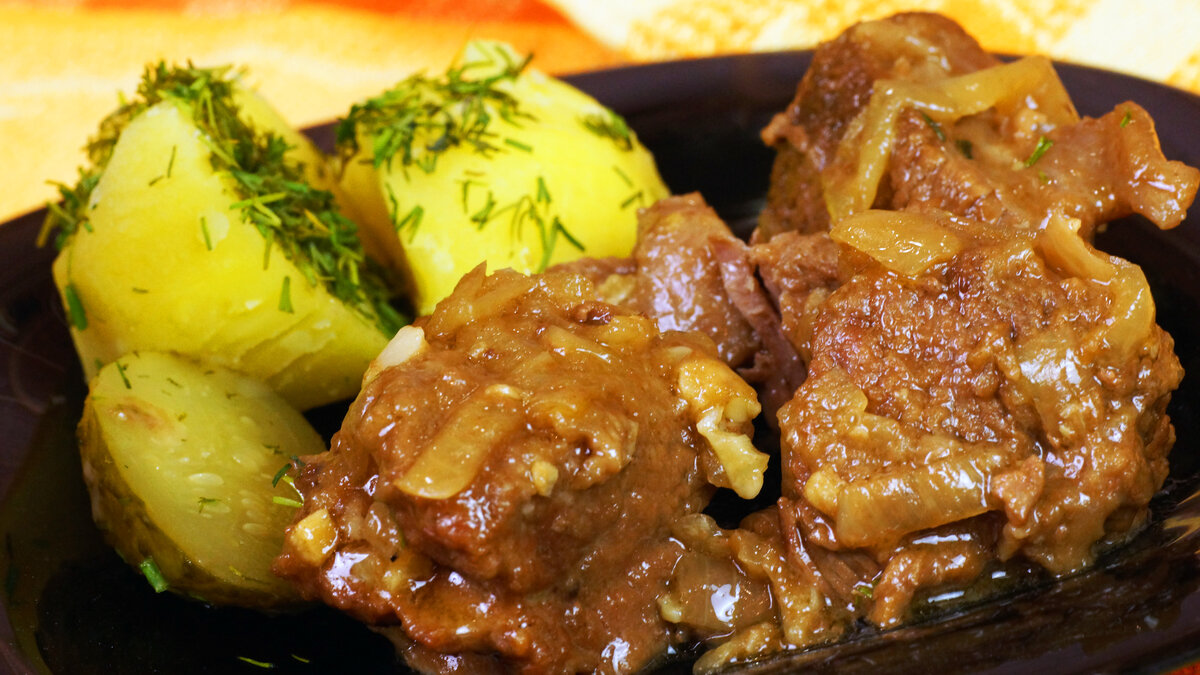 Гуляш из свинины с подливкой. как приготовить, чтобы мясо было мягким и сочным?