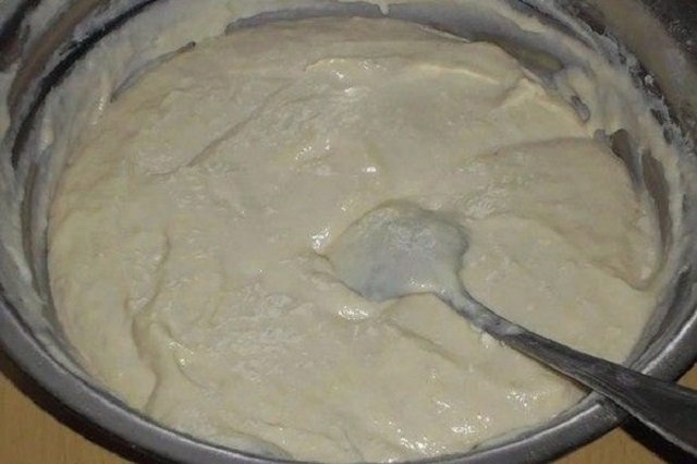 Пирог на кефире с вишней