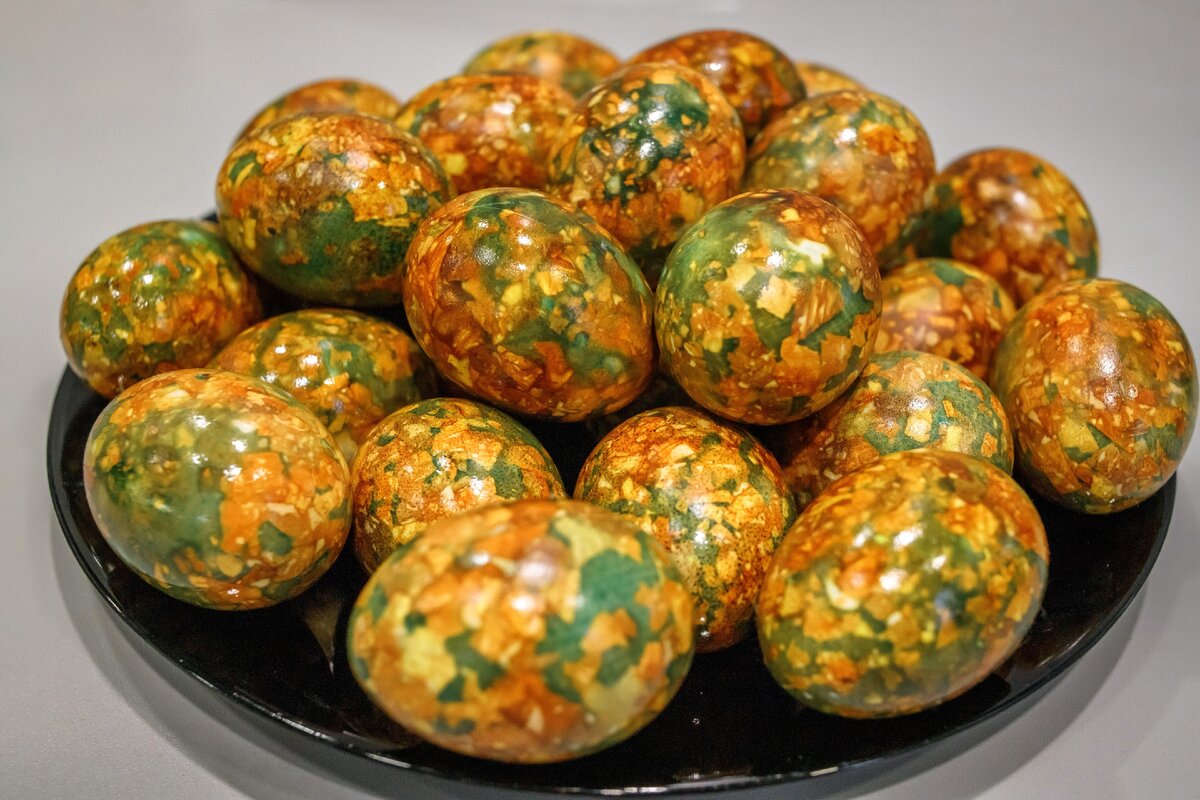 Мраморные яйца на пасху. яйца покрашенные с помощью луковой шелухи и зелёнки. пошаговый рецепт с фото — ботаничка