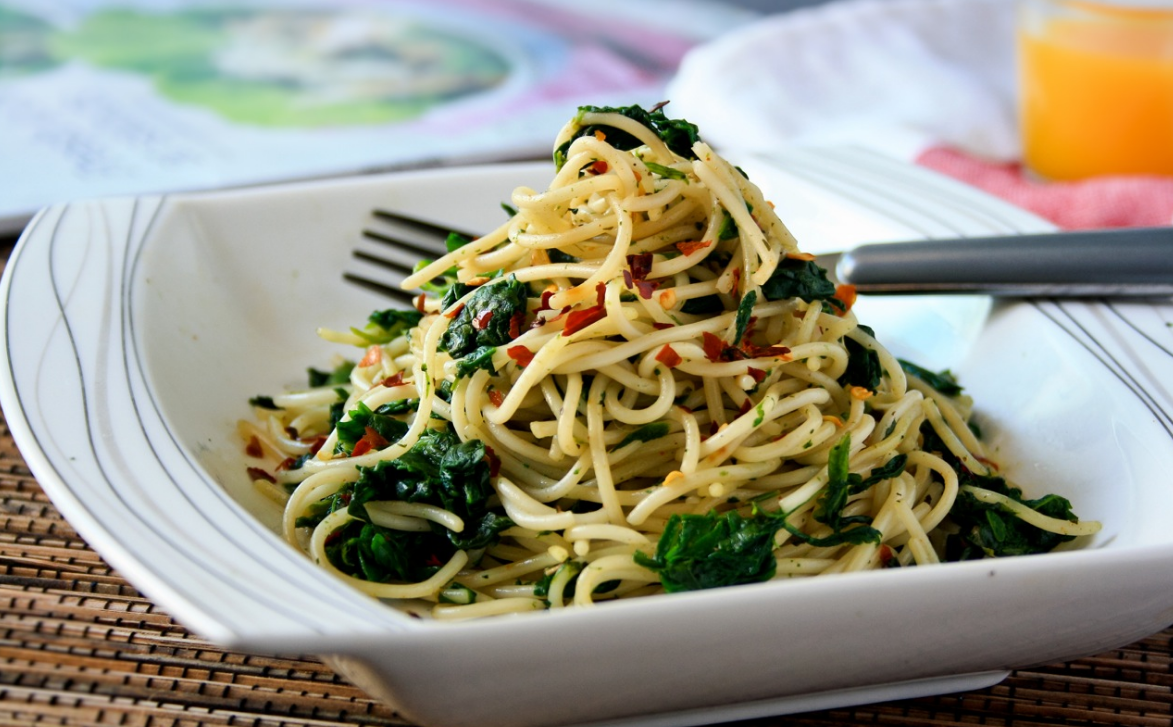 Спагетти с морепродуктами, томатами, сыром, шпинатом и базиликом. рецепты спагетти с морепродуктами и соусов к ним