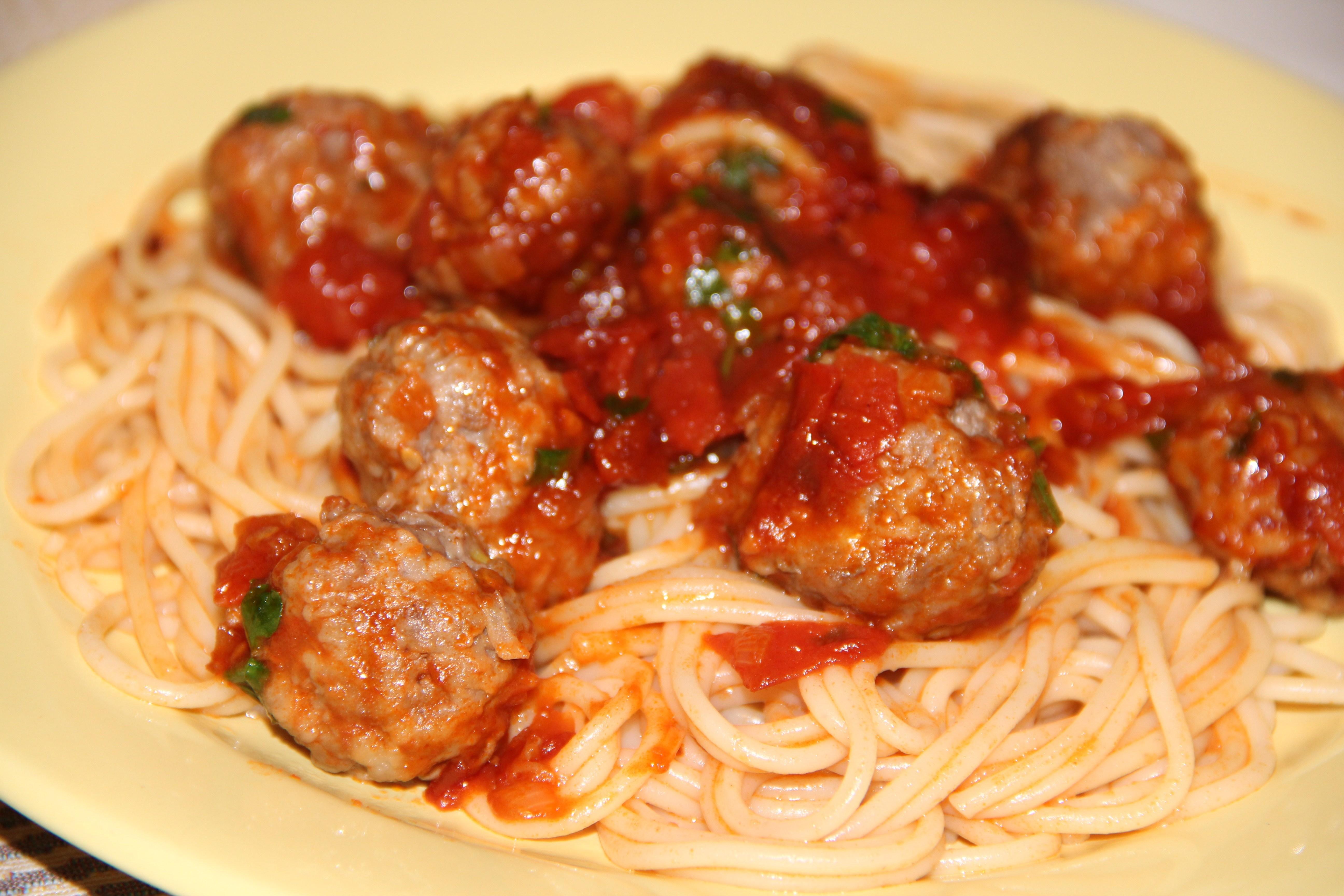 Спагетти с фрикадельками в томатном соусе — простые рецепты