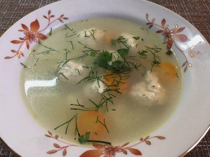 Лёгкий суп с куриными фрикадельками и яичной "лапшой"