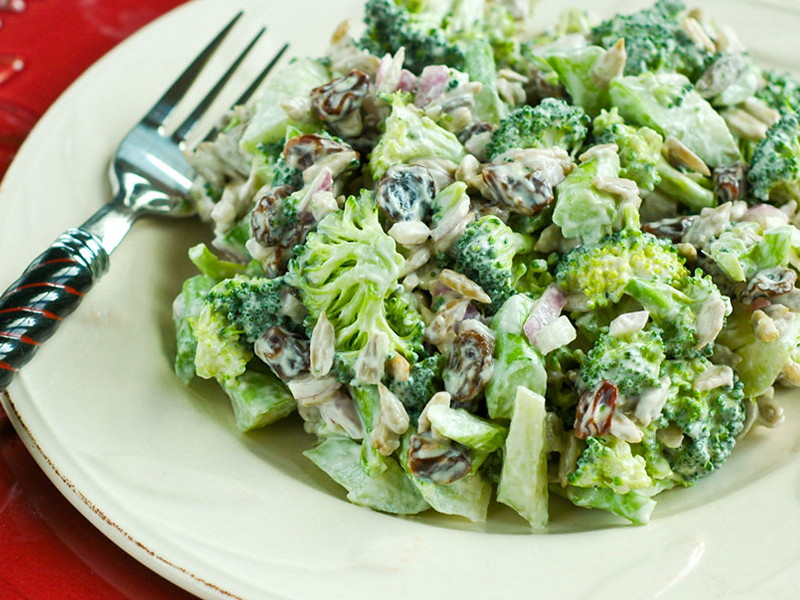 Салат из брокколи – 10 полезных рецептов