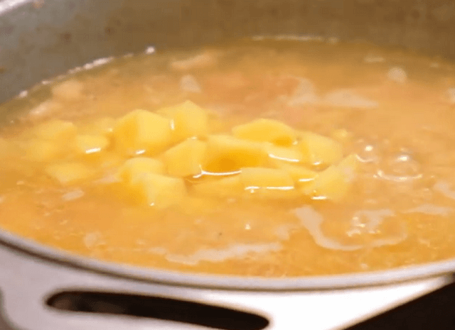 Томатный суп с кускусом и чечевицей
