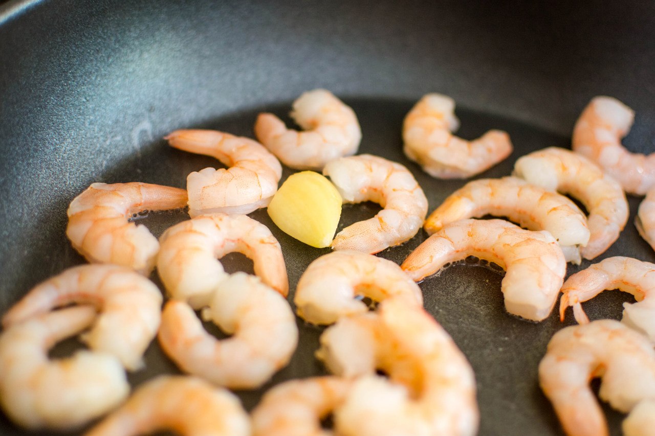 Как приготовить жареные креветки на сковороде: секреты и пошаговый рецепт с фото